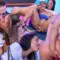 Trío FFM se sale de control en el set: Destrozan su pussy con el taladro hasta correrse y termina con las piernas temblando!